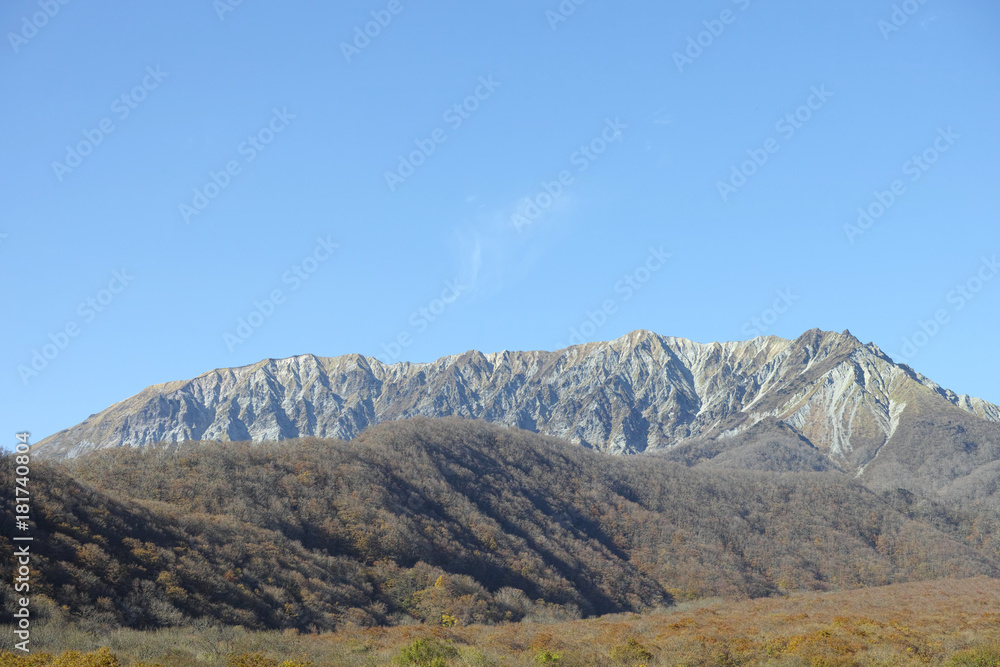 江府町から見た秋の大山南壁