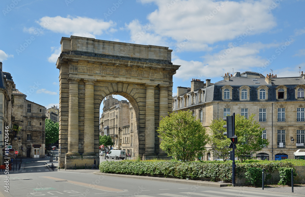 Fototapeta premium Famous city gate Porte de Bourgogne in Bordeaux
