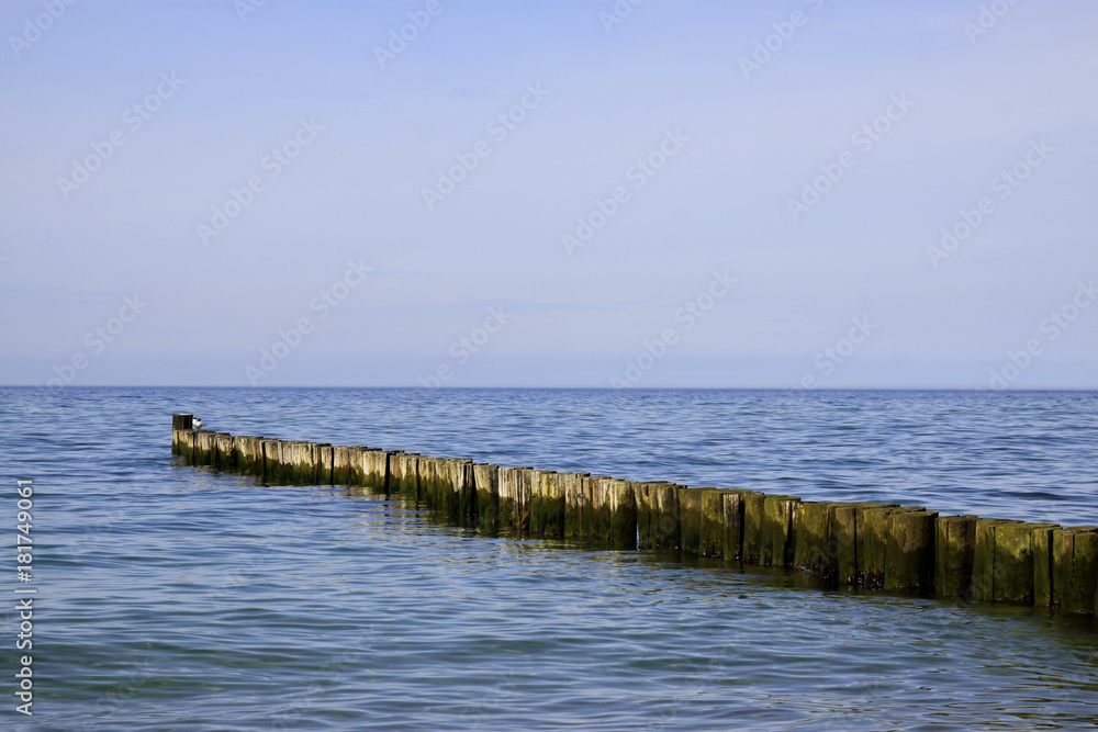 Buhnen, Holzpfähle als Küstenschutz, Ostsee, Deutschland, Europa Buhnen, Holzpfähle als Küstenschutz, Ostsee, Deutschland, Europa