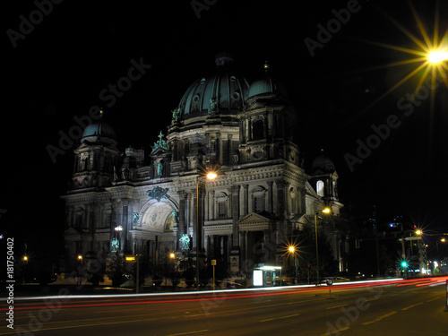 Berliner Dom in Berlin der Hauptstadt von Deutschland bei Nacht © DatenschutzStockfoto