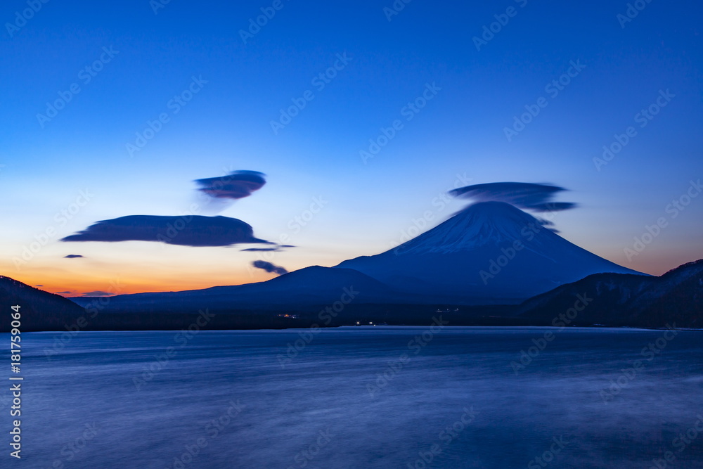 夜明けの富士山と笠雲、山梨県本栖湖にて
