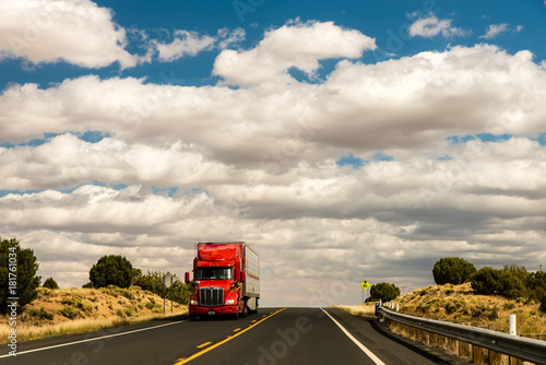 Landschaft USA Westen mit rotem Truck © dietwalther