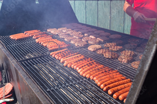 Εκτύπωση καμβά Hot dogs and hamburgers on a smokey charcoal grill