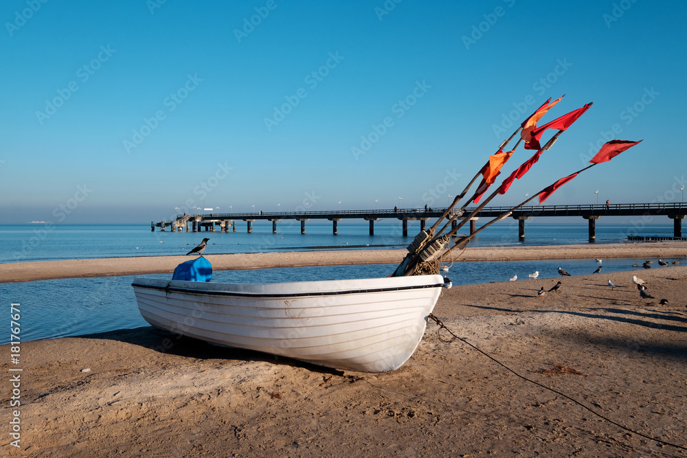 Fototapeta premium Boot am Strand der Ostsee