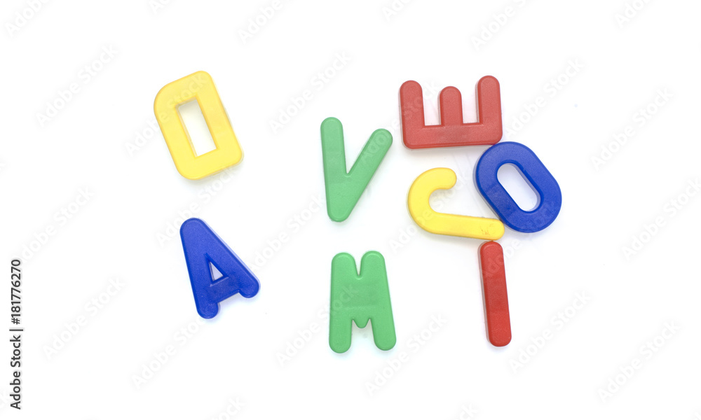 Spielzeug Buchstaben, magnetisch / freigestellt auf Weiss Spielzeug Buchstaben, magnetisch / freigestellt auf Weiss