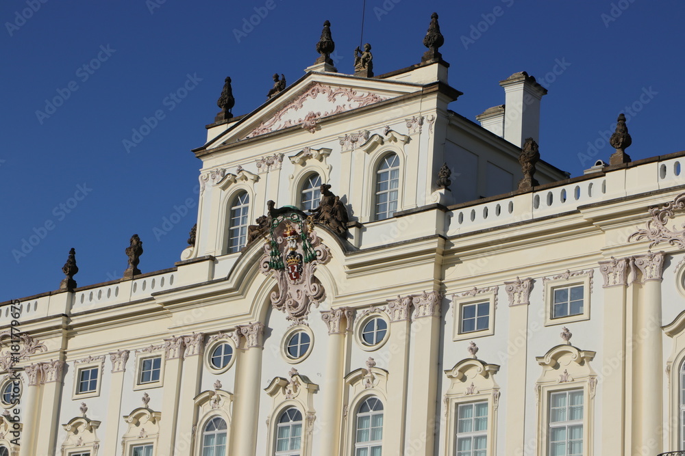 Erzbischöfliches Palais (Arcibiskupský palác), barocke Fassade mit Rokoko Verzierungen am Hradschiner Platz, Prag 