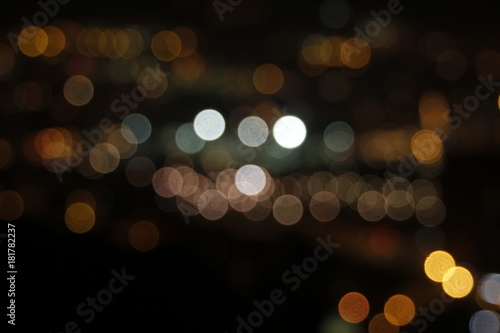Luces de la ciudad por la noche vista desde una colina