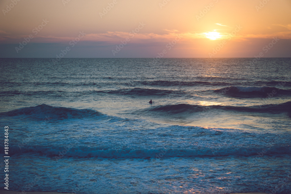 Fototapeta premium Lone Surfer