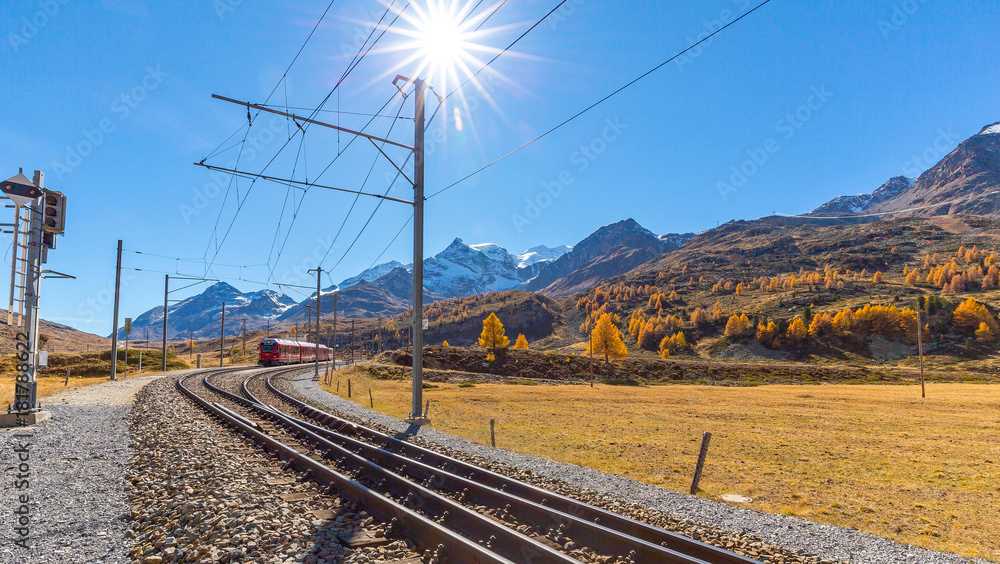 Fototapeta premium Bernina Pass (CH) - Trenino Rosso in zona Diavolezza