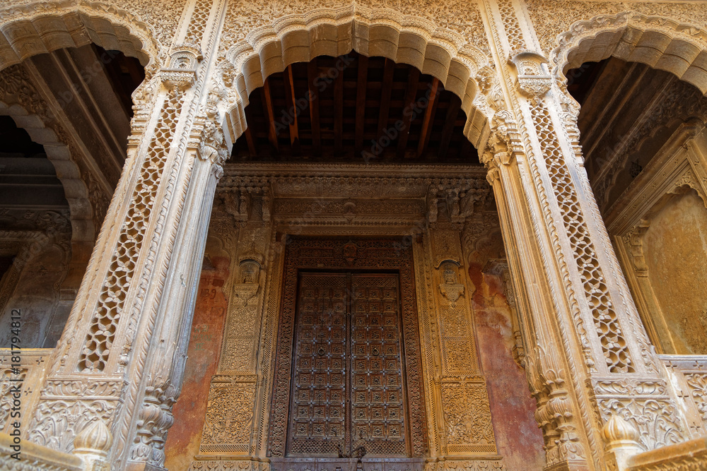 Entrée d'un Haveli à Jaisalmer. Les Haveli sont des maisons traditionnelles à l'architecture complexe.