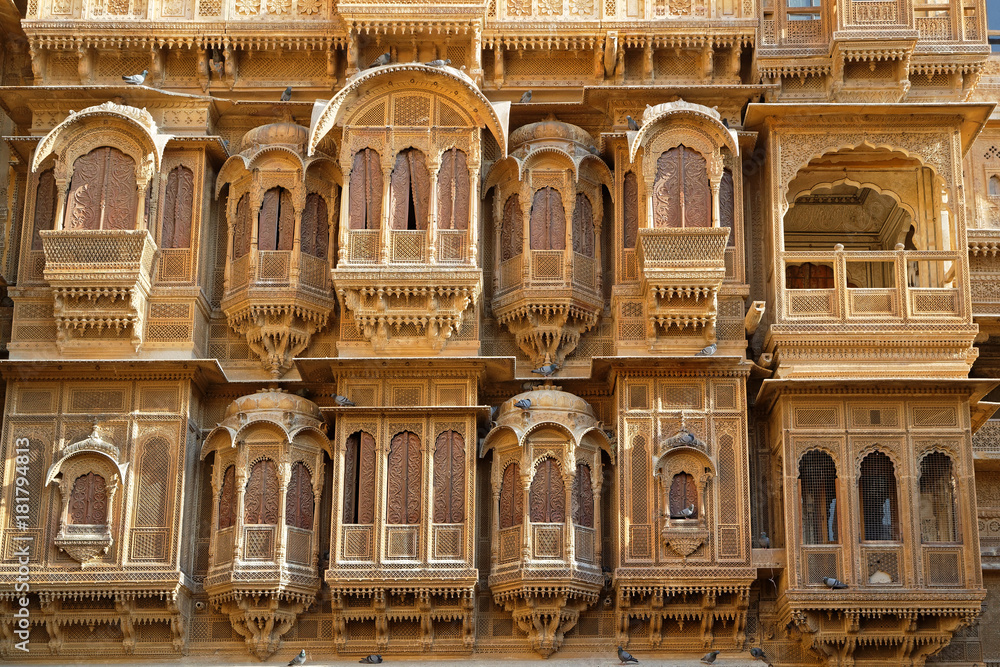 Façade d'un Haveli à Jaisalmer. Les Haveli sont des maisons traditionnelles à l'architecture complexe.