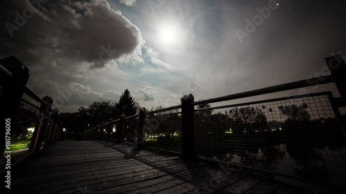 Zeitraffer Mond und Wolken über Brücke