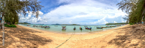Panoramaaufnahme vom Rawai Beach auf Phuket mit türkisfarbenem Wasser und Fischerbooten fotografiert tagsüber in Thailand im November 2013 © Aquarius
