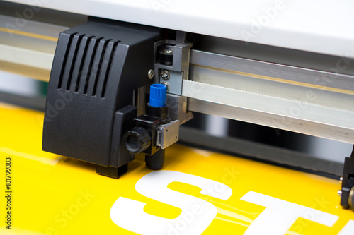 Werbetechnik / Schneideplotter schneidet Werbung aus Klebefolie