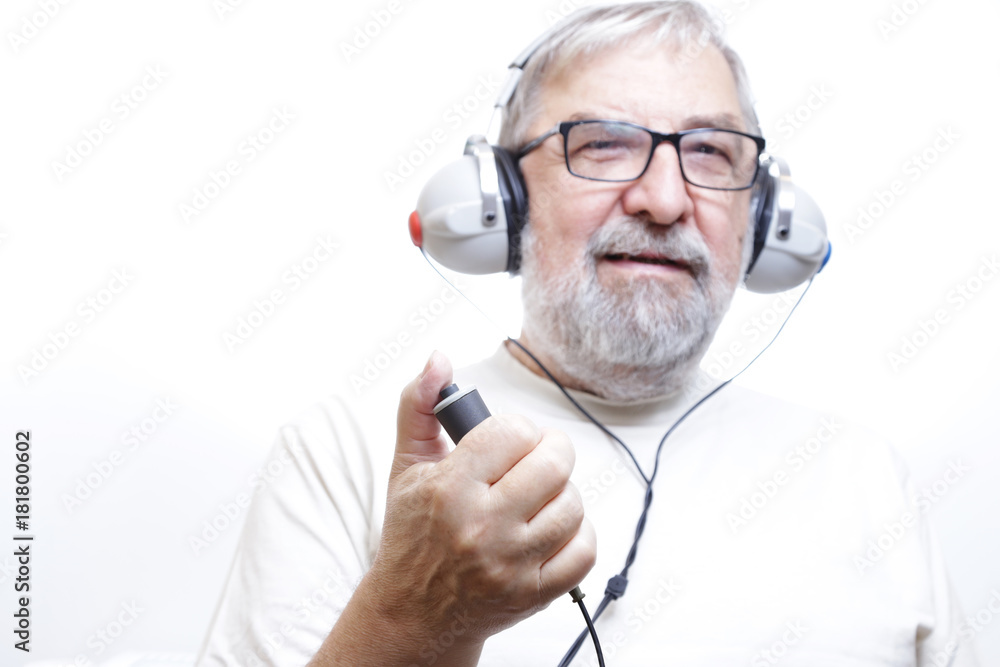 Starszy mężczyzna z słuchawkami do badania słuchu - obrazy, fototapety, plakaty 