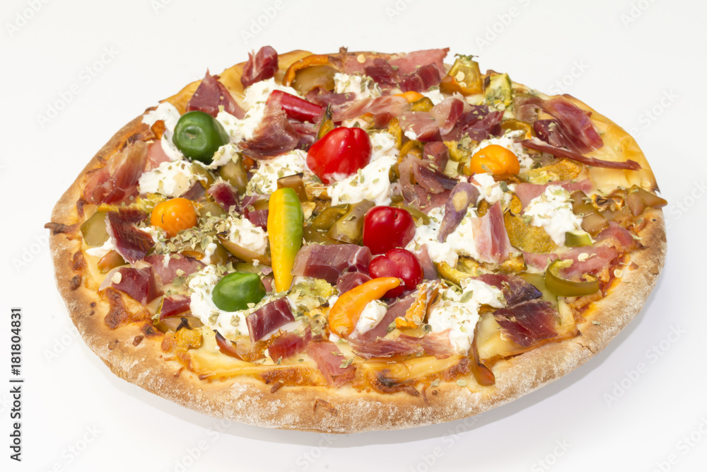 Una pizza con mucho colorido, hecha en casa, aislada sobre un fondo blanco Una pizza con mucho colorido, hecha en casa, aislada sobre un fondo blanco