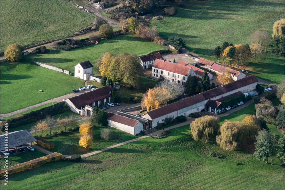 Vue aérienne d'une ferme à Aincourt dans le Val d'Oise en France