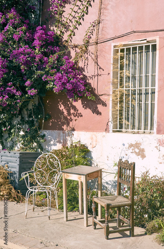 Canvas Print Beautiful scene of two different chairs with a table in a terrace