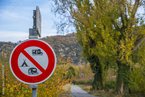 panneau de signalisation/camping interdit photo