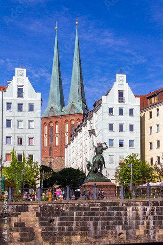 Nikolaiviertel in Berlin mit Blick auf die Nikolaikirche