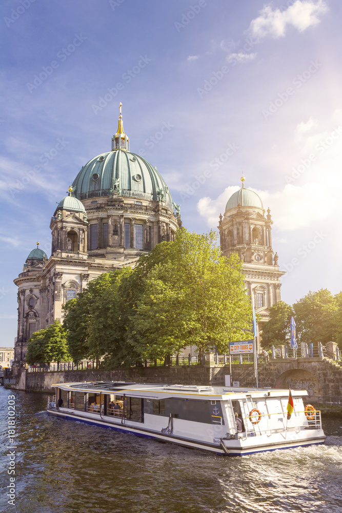 Fototapeta premium Wycieczka po Szprewie przed katedrą w Berlinie