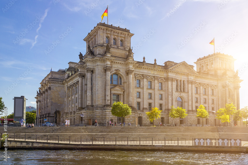 Obraz premium Spreerundfahrt z widokiem Bundestagu w Berlinie