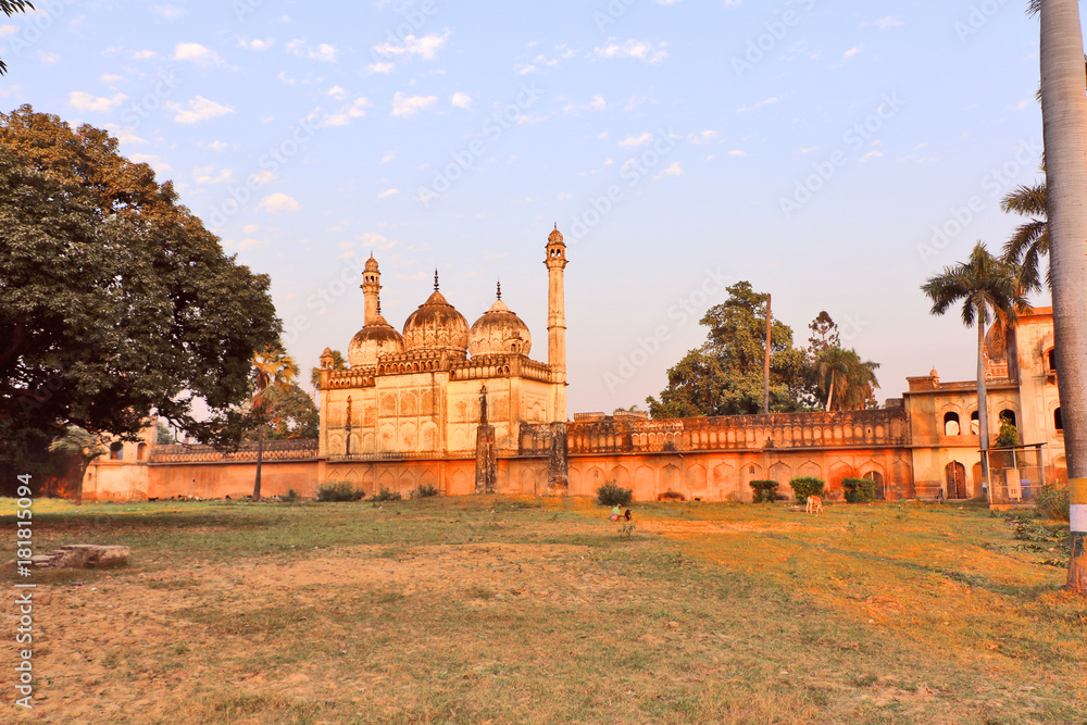 Φωτογραφία Gulab Bari in Faizabad with a replica of Lion capital, in which the tomb of Nawab Shuja-ud-daula the third Nawab of Awadh, is located