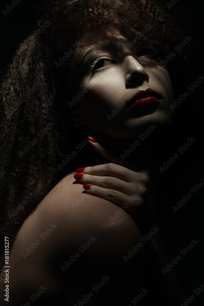 Femme Fatale, film noir concept. Emotive portrait of a lover over black  background - gorgeous woman with perfect hair and skin. Deep shadows. Retro  style. Close up. Studio shot Stock Photo
