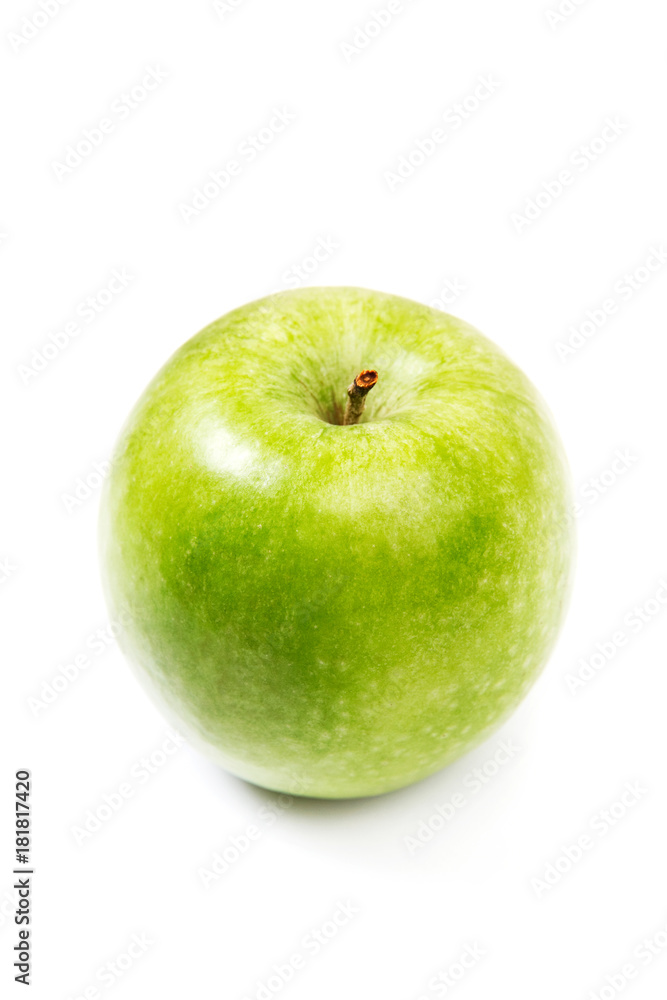 Manzana verde sobre fondo blanco aislado. Vista superior. Copy space