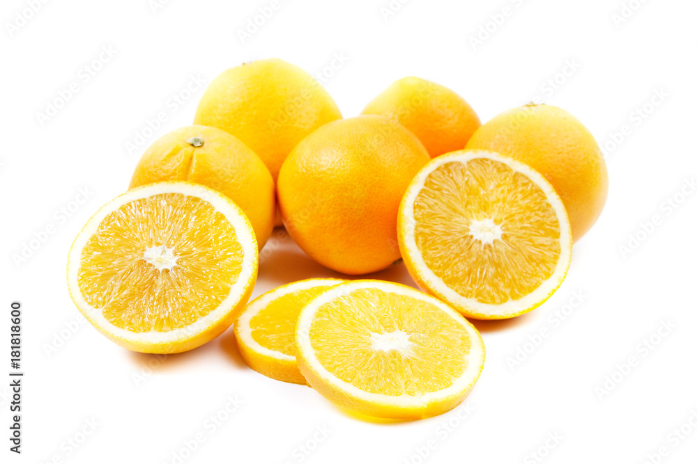 Naranjas enteras y cortadas por la mitad sobre fondo blanco aislado. Vista de frente y superior