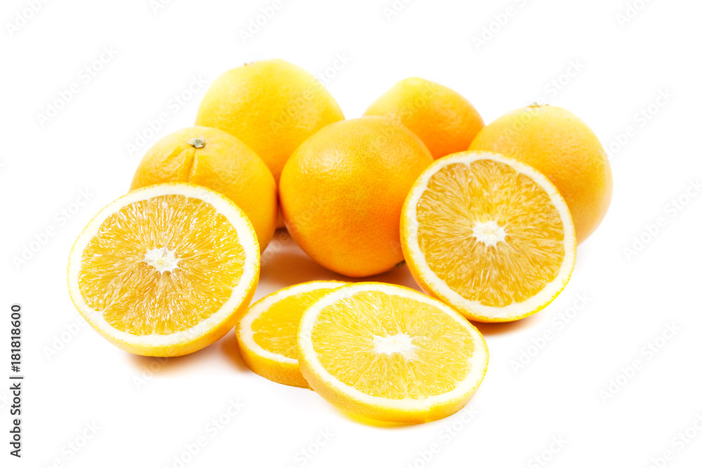 Naranjas enteras y cortadas por la mitad sobre fondo blanco aislado. Vista de frente y superior Naranjas enteras y cortadas por la mitad sobre fondo blanco aislado. Vista de frente y superior