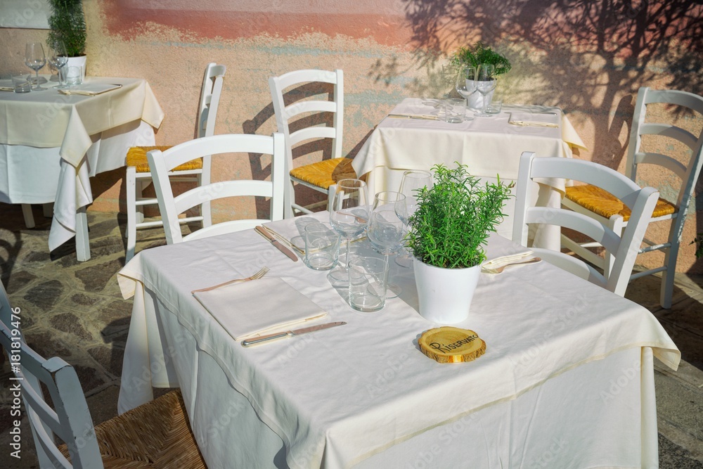 Fotografie Small romantic seating in Italian Venice