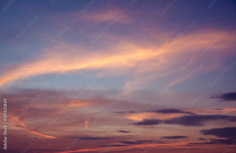 Fototapeta premium beautiful gentle sunset sky with pink clouds