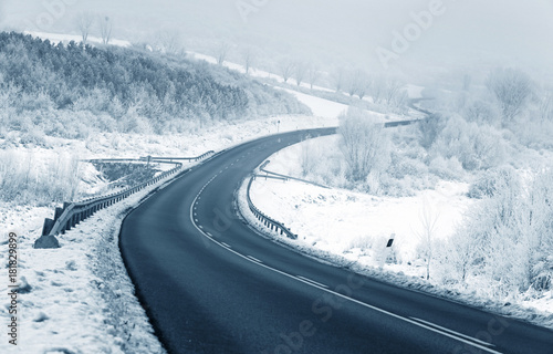 Empty snowy road in winter © Zsolt Biczó