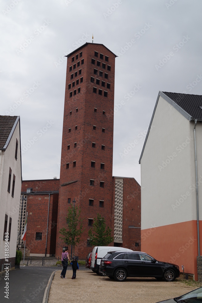 Fototapeta premium zwei auf dem weg zur kirche