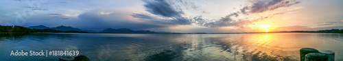 Panoramaaufnahme   ber den Chiemsee bei Sonnenuntergang