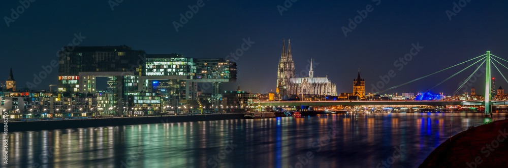 Köln - Dom und Kranhäuser bei Nacht; Deutschland
