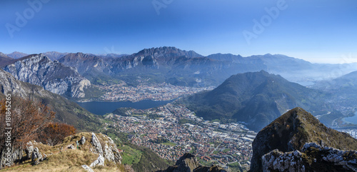 Canvas Print Panorama dal monte Cornizzolo sulla citta di Lecco e l'abitato di Valmorea