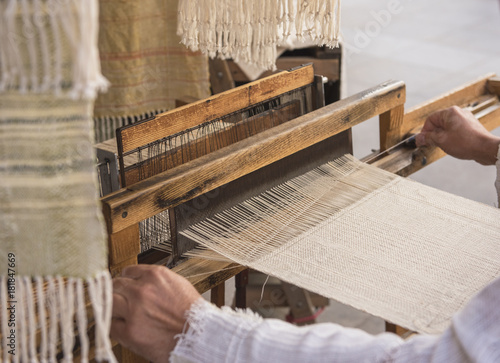 Obraz na płótnie Hands of a man weaving on a loom w salonie