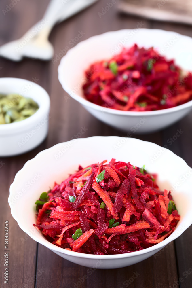 Frischer roher Salat aus geriebener roter Bete, Karotte und Apfel, fotografiert mit natürlichem Licht (Selektiver Fokus, Fokus ein Drittel in das Bild) Frischer roher Salat aus geriebener roter Bete, Karotte und Apfel, fotografiert mit natürlichem Licht (Selektiver Fokus, Fokus ein Drittel in das Bild)