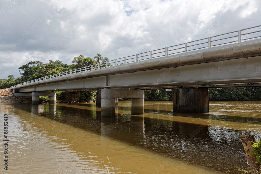 Le nouveau pont de la Comté permet une circulation à double sens, dans la commune de Roura en Guyane française