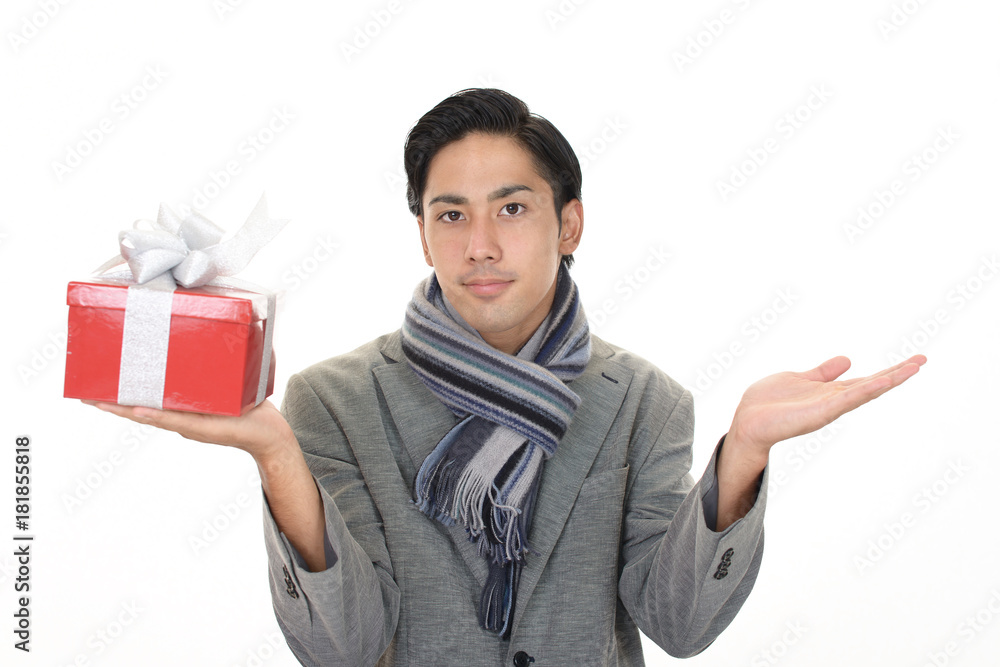 プレゼントを持つ笑顔の男性