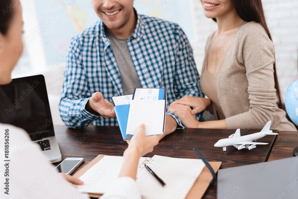 A young man and a woman came to the travel agency.