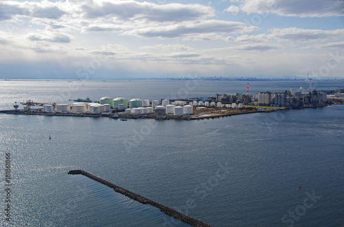 千葉港から見る石油コンビナート