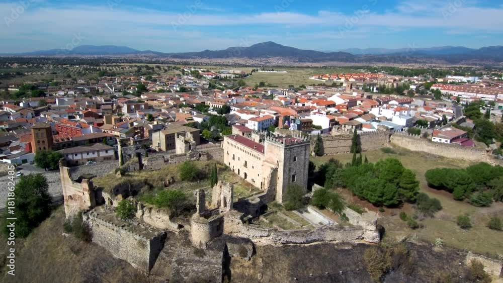 Castillo de Escalona desde el aire. Pueblo historico de Toledo (Castilla La Mancha, España) Video aereo con drone Castillo de Escalona desde el aire. Pueblo historico de Toledo (Castilla La Mancha, España) Video aereo con drone