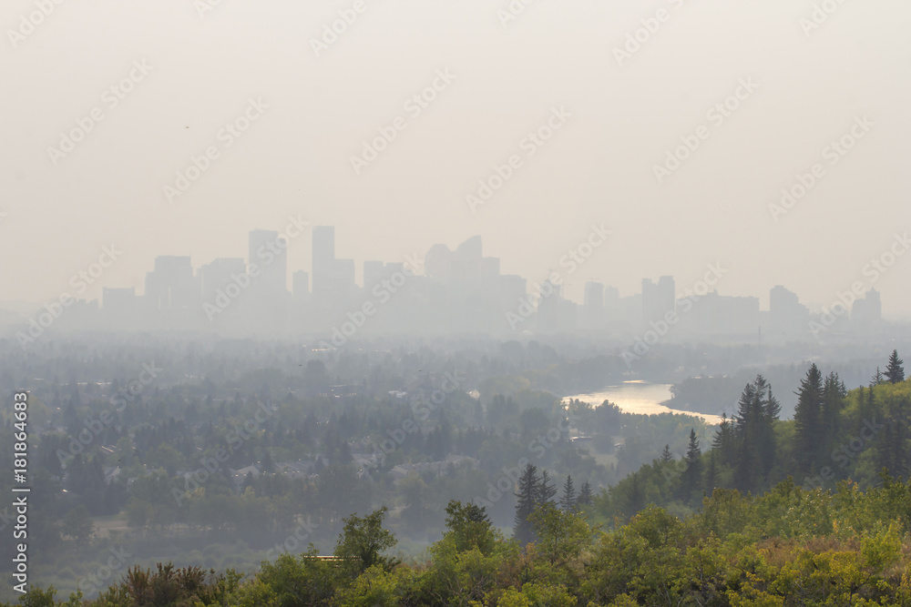 Plakat Dym z pożarów lasów wiszący nad panoramą miasta Calgary, smog