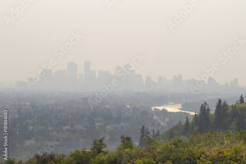 Plakat Dym z pożarów lasów wiszący nad panoramą miasta Calgary, smog