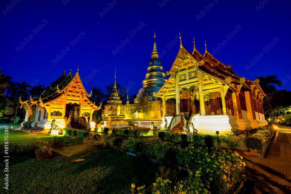 Fototapeta premium Wschód słońca świątyni Wat Phra Singh. Ta świątynia zawiera wspaniałe przykłady sztuki Lanna w starym centrum miasta Chiang Mai w Tajlandii.