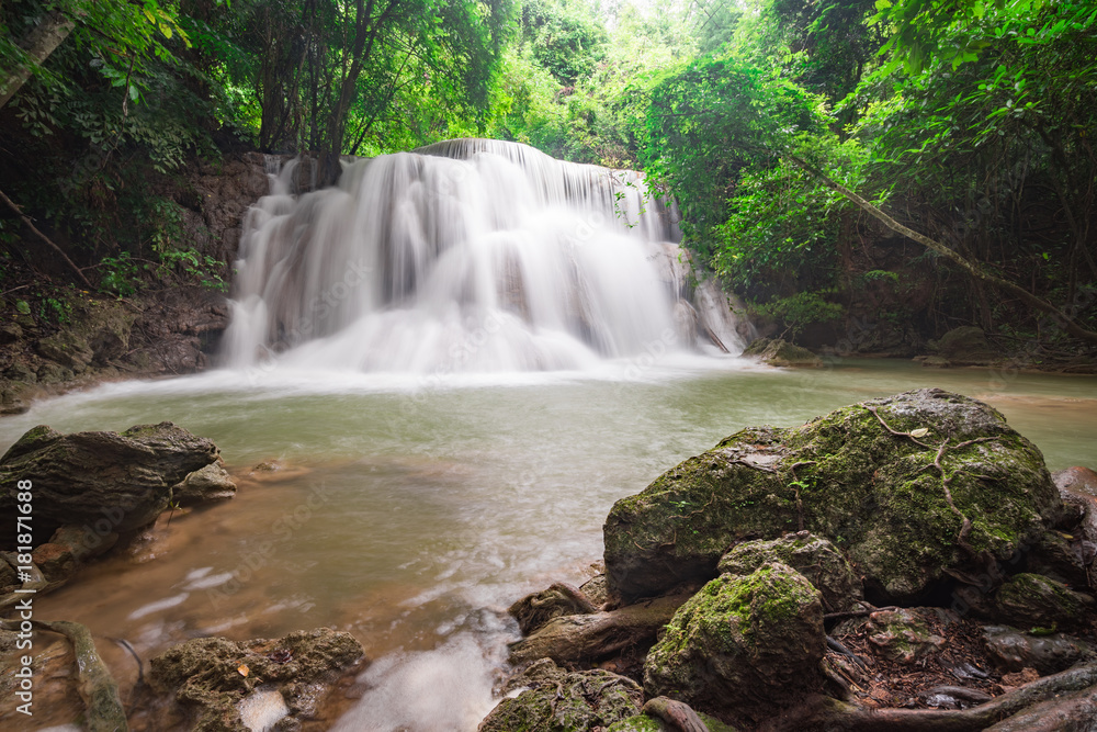 Obraz premium Wodospad hua mae kamin w lesie tropikalnym w parku narodowym Erawan w prowincji Kanchanaburi, Tajlandia