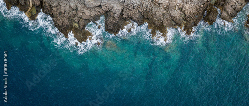 Widok z lotu ptaka fal morskich i fantastyczne wybrzeże skaliste, Czarnogóra